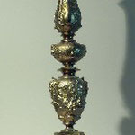 Candeliere con nodo ovoidale decorato alto cm. 82. Bottega italiana sec. XIX