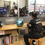 待合室から作業がみれます。