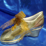Zapato color oro liso plataforma 7 cms