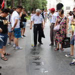 Un monsieur faiait des signes chinois avec un pinceau sur le sol... Impressionnant?