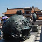 La tortue et la grue, toutes deux devant un des palais. Elles sont symbole de longévité.