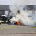 Fahrzeugbrand bei einer Garage