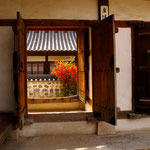 traditionelles koreanisches Haus mit Zugang zum Innenhof
