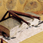 Steinblock mit Hämmerchen-damit wurden früher in Korea die Wäsche gebügelt ("glatt geklopft")