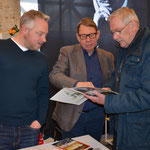 Am Stand von Wind- und Wasserkunst angeregte Gespräche. Foto von Corinna Weigelt - Ernst-Ludwig-Buchmesse 2018