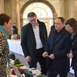 Bürgermeister und Erster Stadtrat begrüßen Sonja Böckmann. Foto von Lutz Böckmann - Ernst-Ludwig-Buchmesse 2018