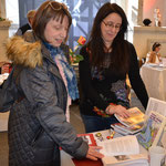 Das Heilwasser Bad Nauheims ist ihr Elixier: Dr. Beate Vogtherr (links) und Autorin Diana Dörr. Foto von Corinna Weigelt - Ernst-Ludwig-Buchmesse 2018