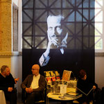Unterhalb von Ernst Ludwigs Portrait Lesen und Gespräche. Foto von Uli Aechtner - Ernst-Ludwig-Buchmesse 2018