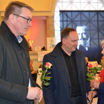 Peter Krank, 1. Stadtrat Bad Nauheims (links) und Bürgermeister Klaus Kreß begrüßen Kunsthistorikerin Dr. Britta Spranger. Foto von Corinna Weigelt - Ernst-Ludwig-Buchmesse 2018