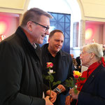 Dr. Britta Spranger mit der Rathausspitze. Foto von Beatrix van Ooyen - Ernst-Ludwig-Buchmesse 2018