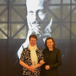 Sonja Böckmann (links) mit Beatrix van Ooyen vor dem Portrait von Ernst Ludwig. Foto von Lutz Böckmann - Ernst-Ludwig-Buchmesse 2018