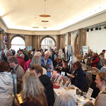 Besucher und Aussteller. Foto von Martin van Ooyen - Ernst-Ludwig-Buchmesse 2018