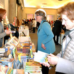 Besucher und Aussteller. Foto von Petra Ihm-Fahle - Ernst-Ludwig-Buchmesse 2018