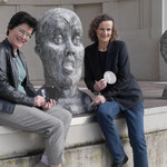 Künstlerin Annette Hinricher aus Münster (links) neben Ihren Skulpturen mit Veranstalterin der Buchmesse Beatrix van Ooyen - Foto von Annette Hausmanns, Ernst-Ludwig-Buchmesse 2018
