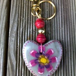 Porte clés galet "fleur rose" par Mireille Jestin Boucheron