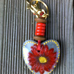 Porte clés galet "fleur rouge" par Mireille Jestin Boucheron VENDU