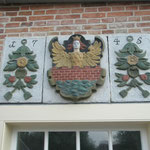 Das restaurierte Wappen der Stadt Emden ist wieder am Platz.