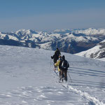 Raquettes à neige avec un accompaganteur montagne