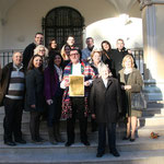 Miguel con una representación de la comisión de la falla