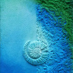 Blauer Ammonit // Größe 0,70 x 0,50 m  -   Sandwelten // Frank Walter - Bilder aus Sand auf Leinwand mit Acrylfarbe