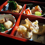 お昼の松華堂弁当　ご飯　汁物付きで1,550円(税込)です