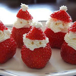 Tant qu'à faire, décorez vos fraises avec de la chantilly en forme de Papa Noël ! ;)