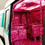 Desgens se sont amusés à emballer une rame de métro avec un joli papier cadeau rose !