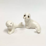 置物153　白アザラシ　おやすみ　100×65H　/　置物154　白アザラシ　おはよう　110×90H