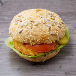 Mehrkornbrötchen, Röstiburger, Tomate, Gurke, Salat, Mayonnaise