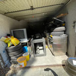 Garage mit Sondermüll
