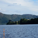 ein Blick vom Nessieboot aus auf See und Castle