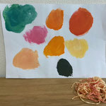 年少「しゃぼんだまとたらこスパゲッティ」 色を混ぜて塗ってを何度も繰り返し、どんな色になるかなと楽しみながら描いていたように思います。何を描いたか聞くと、「しゃぼんだま！！」 オレンジ・黄色の毛糸は、色水遊び中に染色し、「たらこスパゲッティできたー」と大喜び！（母） 