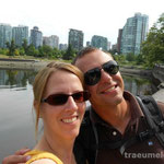 Eva und Lukas vor der Skyline von Vancouver