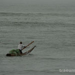 Fischer auf einem "Caballito de Totora" (Schilfrohrpferdchen) in Huanchaco