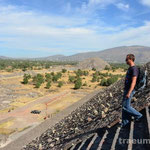 Ueber 200 Stufen wieder runter (Pirámide del Sol, Teotihuacán)