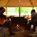 Lagerfeuerromantik mit Gitarrenmusik am Camping Los Torres Del Simpson