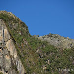 Hoch oben tront die Stadt Machu Picchu