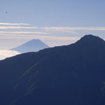③仙丈ケ岳からの富士山、日本最高峰と２番目の北岳が重なる撮影ポイント（南アルプス市）