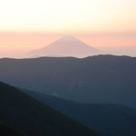 ⑤荒川小屋からの富士山、南アルプスからの富士山の眺めは格別、朝日に茜色に染まります。
