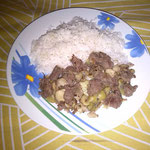 Carne salpicada con habas