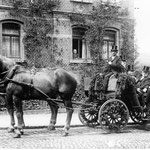 Die Honoratioren von Grenzhausen wurden an Kirmes mit der Kutsche abgeholt, selbstverständlich trug man Zylinder, Rheinstraße Datum der Aufnahme um 1920