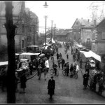 Markt in der Westerwaldstraße, im Hintergrund der „Alte Bahnhof“ Datum der Aufnahme 1930er Jahre