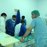 Prof.Dr. Najeebullah Bina bringt einen Pateinten postoperativ