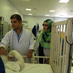 Allgemeinchirurg Dr. Jalil bei der Visite