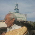 Mann mit Brot