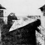 NOMBRE DE LA IMAGEN: View from the window at le gras. AUTOR: Nicéphore Niépce. AÑO: 1827.