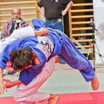 Martin (weiß) wirft mit O’goshi und gewinnt mit Ippon