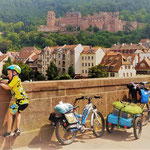 Unser Radreise-Setup auf der Neckarbrücke in Heidelberg