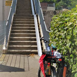 Treppen werden mit Fahrradanhänger zum Hindernis. Abkoppeln und Tragen ist nötig