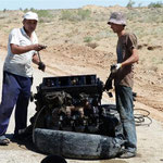 Wahr - der Mechaniker hat in der wüste am Strassenrand bei über 40 Grad den LKW Motor ausgebaut und repariert die Kurbelwelle